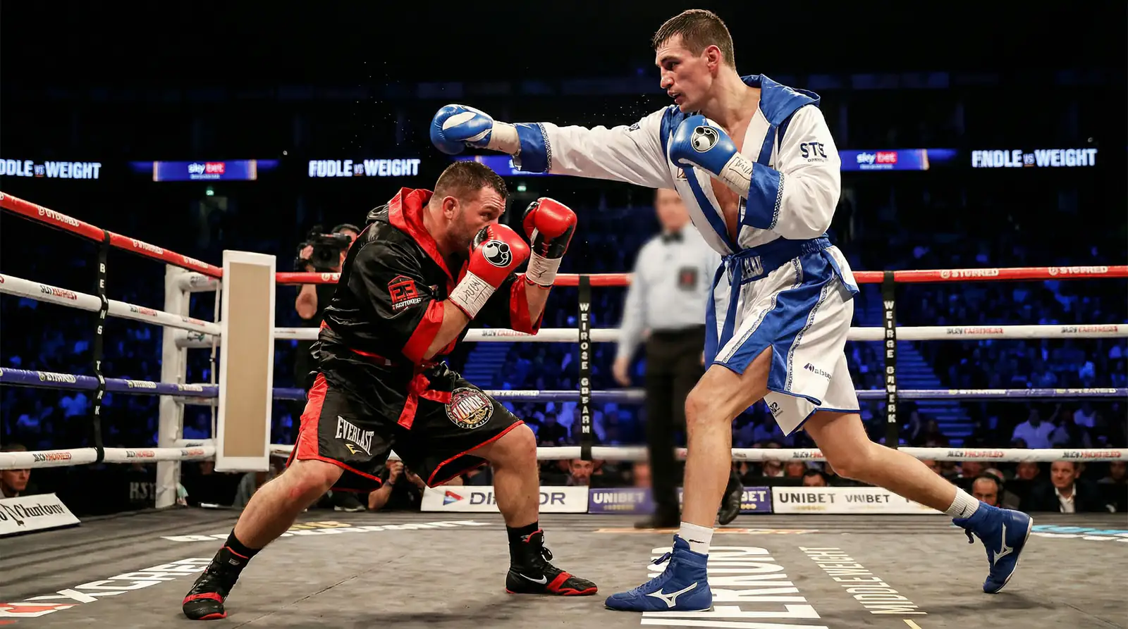 Outboxer hält Distanz gegen angreifenden Druckkämpfer im Ring – Boxen Kampfstile erklärt