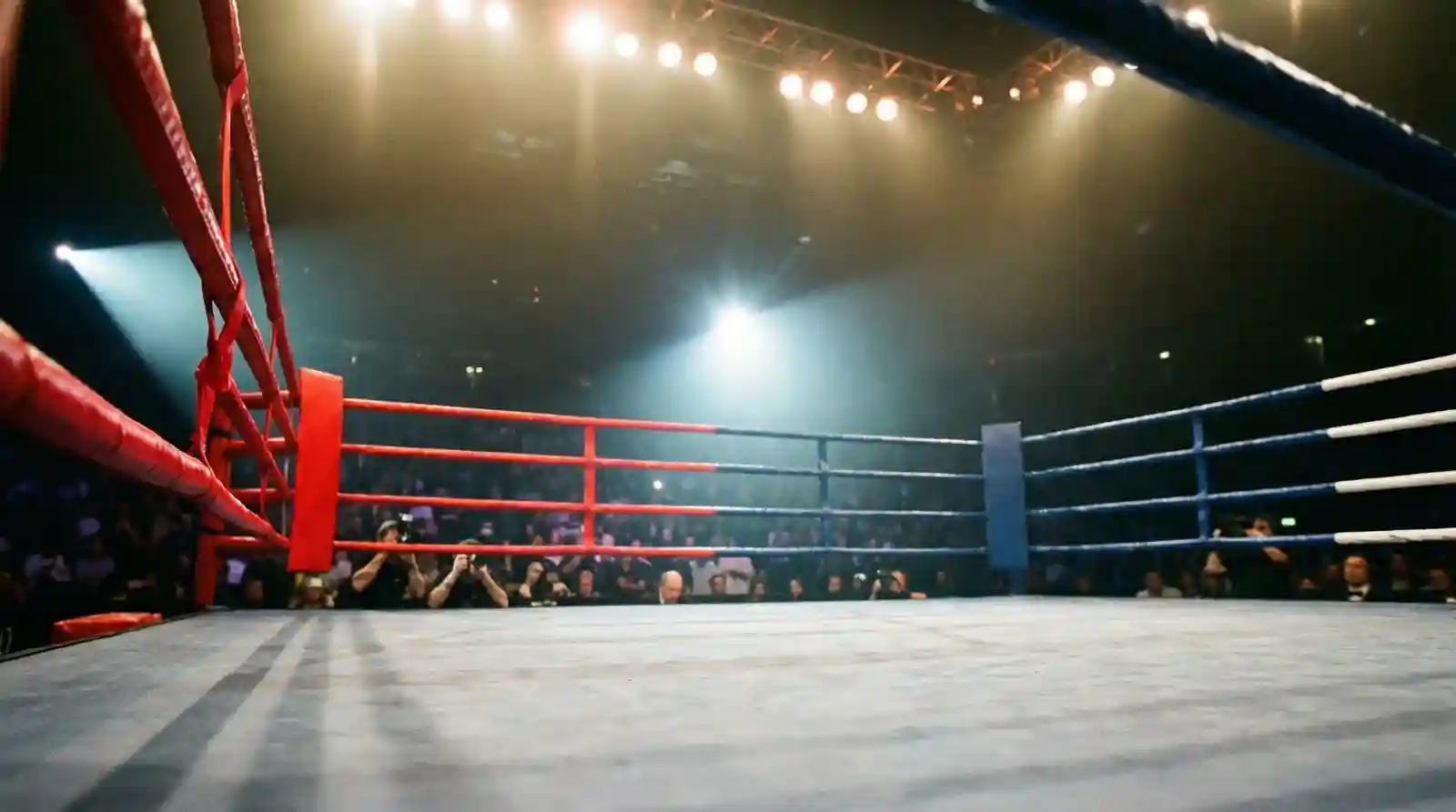 Beleuchteter Boxring bei einem professionellen Boxkampf unter Scheinwerfern